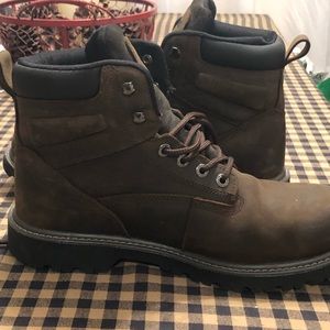 Size 12 Wolverine boots. Only worn a couple of times. There steel toe.